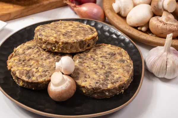 Lezzetli organik vejetaryen yemekleri, köfteli hamburgerler, mantarlar, vegan peyniri ve soğan.