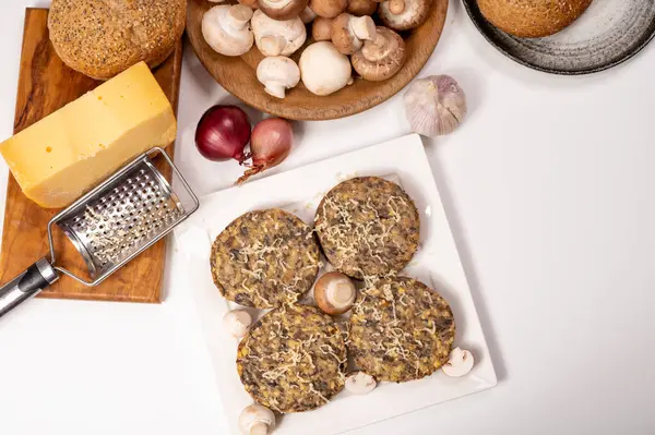 Lezzetli organik vejetaryen yemekleri, köfteli hamburgerler, mantarlar, vegan peyniri ve soğan.