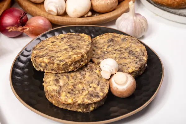 Lezzetli organik vejetaryen yemekleri, köfteli hamburgerler, mantarlar, vegan peyniri ve soğan.