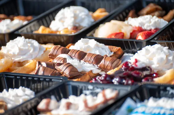 Farklı malzemelerle zenginleştirilmiş taze waffle çeşitleri, tatlı tatlılar, çikolata, krema, meyve ve meyveler, pastanede şekerleme dükkanı, eski Volendam, geleneksel Hollanda tatlıları