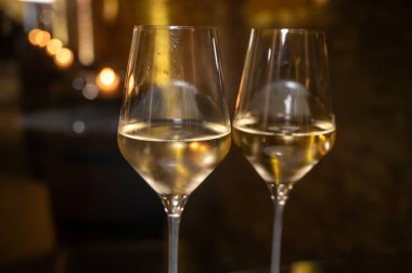 Şarap mahzeni ziyareti, brüt şampanya tatma yeraltı mağaralarında geleneksel yöntemle üretilen köpüklü şarap, şarap imalatı endüstrisi.