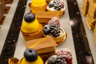 Avusturya tatlıları, Avusturya 'nın Viyana kentindeki geleneksel fırın kafesinde sergilenen farklı tipte çikolata ve meyveli kekler.