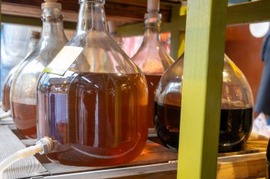 Avusturya 'nın başkenti Viyana' da yerel üzümlerden üretilen beyaz ve kırmızı şaraplı büyük şişeler.