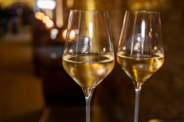 Şarap mahzeni ziyareti, brüt şampanya tatma yeraltı mağaralarında geleneksel yöntemle üretilen köpüklü şarap, şarap imalatı endüstrisi.