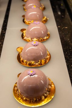 Avusturya tatlıları, Avusturya 'nın Viyana kentindeki geleneksel fırın kafesinde sergilenen farklı tipte çikolata ve meyveli kekler.