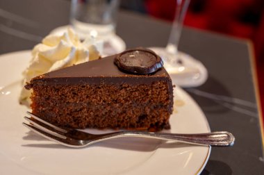 Avusturya kaynaklı kayısı reçelli ünlü Sachertorte çikolatalı keki Viyana 'daki eski klasik kafe restoranında kremayla servis ediliyor.