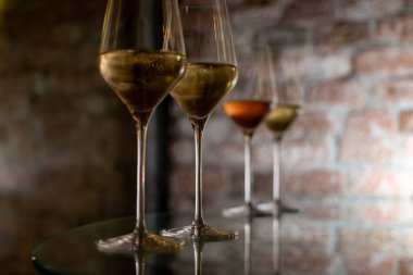 Şarap mahzeni ziyareti, brüt şampanya tatma yeraltı mağaralarında geleneksel yöntemle üretilen köpüklü şarap, şarap imalatı endüstrisi.