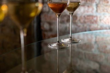 Şarap mahzeni ziyareti, brüt şampanya tatma yeraltı mağaralarında geleneksel yöntemle üretilen köpüklü şarap, şarap imalatı endüstrisi.