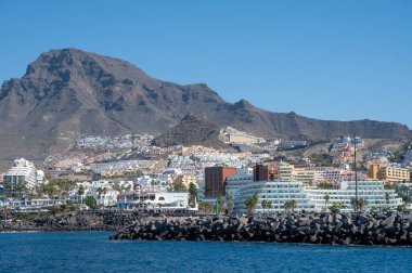 Kosta Adeje ve Playa de las Americas 'taki Tenerife' nin güneyindeki oteller, tatil beldeleri, plajlar, kışın İspanya 'daki Kanarya adaları, okyanus manzarası