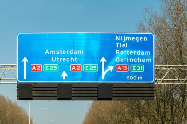 Hollanda 'da karayolu ihlali, Hollanda otoyollarında yüksek kaliteli asfalt üzerinde güvenli sürüş, A2, trafik sıkışıklığı sorunları, yol sıkıntısı, çok sayıda araba, yoğun saatler, trafik işaretleri