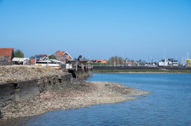 Gelgit zamanı Yerseke 'deki Oosterschelde' ye bakın, çeşitli yabani deniz kabukları ve istiridyelerin toplanıp yenmesine izin veriliyor, Zeeland, Hollanda