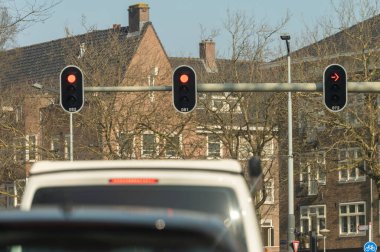 Hollanda 'da karayolu ihlali, Hollanda otoyollarında yüksek kaliteli asfalt üzerinde güvenli sürüş, A2, trafik sıkışıklığı sorunları, yol sıkıntısı, çok sayıda araba, yoğun saatler, trafik işaretleri