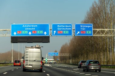 Hollanda 'da karayolu ihlali, Hollanda otoyollarında yüksek kaliteli asfalt üzerinde güvenli sürüş, A2, trafik sıkışıklığı sorunları, yol sıkıntısı, çok sayıda araba, yoğun saatler, trafik işaretleri