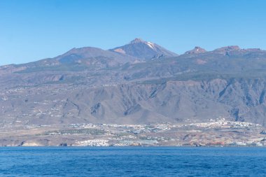 Kosta Adeje ve Playa de las Americas 'taki Tenerife' nin güneyindeki oteller, tatil beldeleri, plajlar, kışın İspanya 'daki Kanarya adaları, okyanus manzarası
