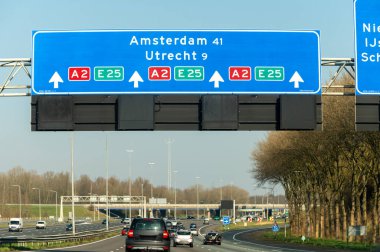 Hollanda 'da karayolu ihlali, Hollanda otoyollarında yüksek kaliteli asfalt üzerinde güvenli sürüş, A2, trafik sıkışıklığı sorunları, yol sıkıntısı, çok sayıda araba, yoğun saatler, trafik işaretleri