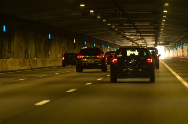 Hollanda 'da karayolu ihlali, Hollanda otoyollarında yüksek kaliteli asfalt üzerinde güvenli sürüş, A2, trafik sıkışıklığı sorunları, yol sıkıntısı, çok sayıda araba, yoğun saatler, trafik işaretleri