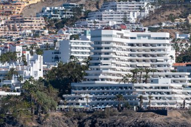 Costa Adeje ve Playa de las Americas yakınlarındaki Tenerife 'nin güneyindeki oteller, tatil beldeleri, kumlu plajlar, kışın İspanya' nın Kanarya Adaları