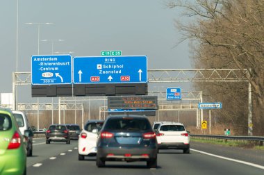 Hollanda 'da karayolu ihlali, Hollanda otoyollarında yüksek kaliteli asfalt üzerinde güvenli sürüş, A2, trafik sıkışıklığı sorunları, yol sıkıntısı, çok sayıda araba, yoğun saatler, trafik işaretleri