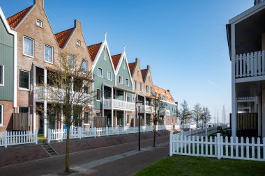 Kuzey Hollanda 'da turistler, Amsterdam yakınlarındaki eski otantik balıkçı köyü Volendam' da eski evler ve ilkbaharda dar sokaklar