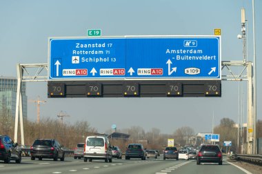 Hollanda 'da karayolu ihlali, Hollanda otoyollarında yüksek kaliteli asfalt üzerinde güvenli sürüş, A2, trafik sıkışıklığı sorunları, yol sıkıntısı, çok sayıda araba, yoğun saatler, trafik işaretleri