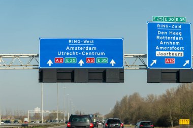 Hollanda 'da karayolu ihlali, Hollanda otoyollarında yüksek kaliteli asfalt üzerinde güvenli sürüş, A2, trafik sıkışıklığı sorunları, yol sıkıntısı, çok sayıda araba, yoğun saatler, trafik işaretleri