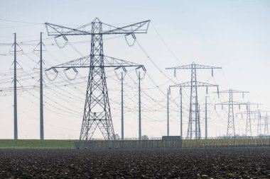Yüksek voltaj hatları ve elektrik kuleleri Zeeland 'deki nükleer enerji santralinden güç transferi Hollanda' daki elektrik üretimi