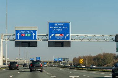 Hollanda 'da karayolu ihlali, Hollanda otoyollarında yüksek kaliteli asfalt üzerinde güvenli sürüş, A2, trafik sıkışıklığı sorunları, yol sıkıntısı, çok sayıda araba, yoğun saatler, trafik işaretleri