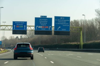 Hollanda 'da karayolu ihlali, Hollanda otoyollarında yüksek kaliteli asfalt üzerinde güvenli sürüş, A2, trafik sıkışıklığı sorunları, yol sıkıntısı, çok sayıda araba, yoğun saatler, trafik işaretleri