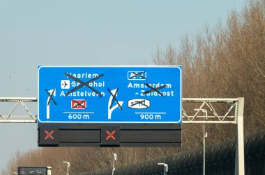 Hollanda 'da karayolu ihlali, Hollanda otoyollarında yüksek kaliteli asfalt üzerinde güvenli sürüş, A2, trafik sıkışıklığı sorunları, yol sıkıntısı, çok sayıda araba, yoğun saatler, trafik işaretleri