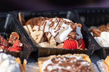 Farklı malzemelerle zenginleştirilmiş taze waffle çeşitleri, tatlı tatlılar, çikolata, krema, meyve ve meyveler, pastanede şekerleme dükkanı, eski Volendam, geleneksel Hollanda tatlıları