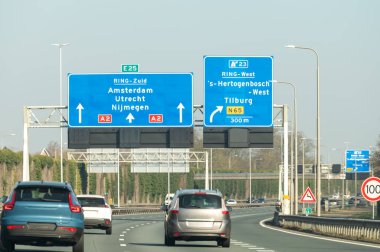 Hollanda 'da karayolu ihlali, Hollanda otoyollarında yüksek kaliteli asfalt üzerinde güvenli sürüş, A2, trafik sıkışıklığı sorunları, yol sıkıntısı, çok sayıda araba, yoğun saatler, trafik işaretleri
