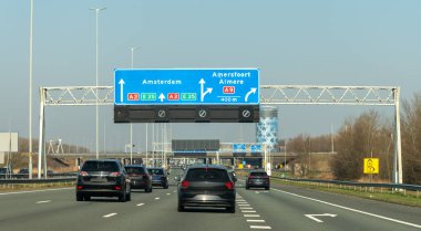 Hollanda 'da karayolu ihlali, Hollanda otoyollarında yüksek kaliteli asfalt üzerinde güvenli sürüş, A2, trafik sıkışıklığı sorunları, yol sıkıntısı, çok sayıda araba, yoğun saatler, trafik işaretleri