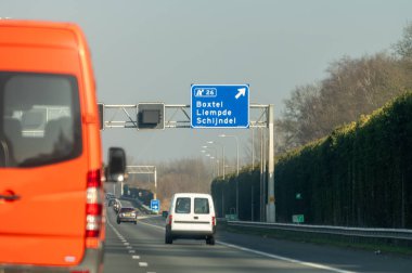Hollanda 'da karayolu ihlali, Hollanda otoyollarında yüksek kaliteli asfalt üzerinde güvenli sürüş, A2, trafik sıkışıklığı sorunları, yol sıkıntısı, çok sayıda araba, yoğun saatler, trafik işaretleri