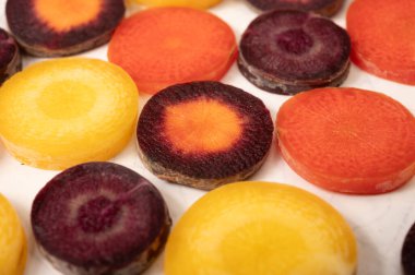 Renkli taze çiğ mor, sarı, kırmızı ve mor turuncu havuç Hollanda 'daki seradan sebze kökü, sağlıklı besin maddeleri.