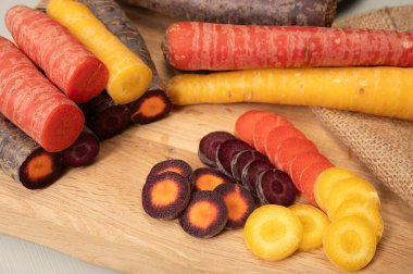 Renkli taze çiğ mor, sarı, kırmızı ve mor turuncu havuç Hollanda 'daki seradan sebze kökü, sağlıklı besin maddeleri.