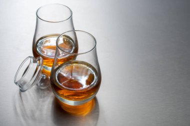 Scotch malt ve speyside harmanlanmış viski ya da viski tatma İskoçya 'da içki imalathanesinde yakın çekim