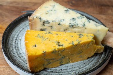 Peynir koleksiyonu, İngiliz ineği sütü yarı yumuşak, parçalanmış mavi ayaklık ve mavi sarı shropshire peyniri yakın, peynir tatma çiftliği