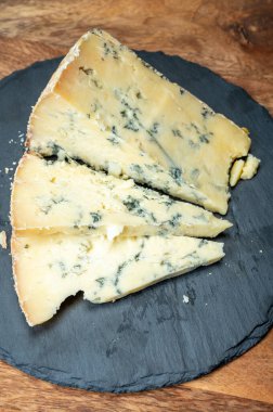 Peynir koleksiyonu, İngiliz ineği sütü yarı yumuşak, eski püskü mavi peynir yakından, peynir tatma çiftliği