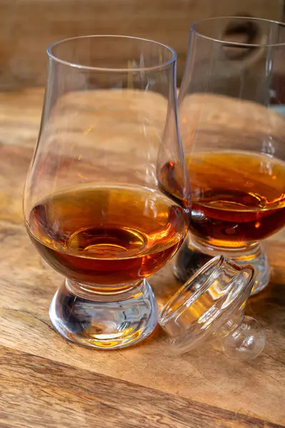 Scotch malt ve karışık viski ya da viski tatma İskoçya 'da içki imalathanesinde yakın çekim