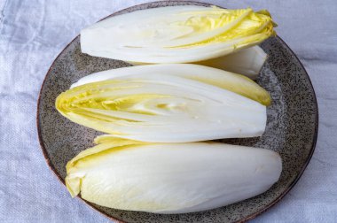 Taze organik hindiba salatası yenmeye hazır Belçika ve Hollanda 'da geleneksel kış mevsimi yemekleri