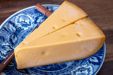 Hollanda peyniri, Hollanda, Noord-Hollanda 'da üretilen inek sütünden yapılır.