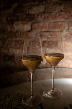 Şarap mahzeni ziyareti, brüt şampanya tatma yeraltı mağaralarında geleneksel yöntemle üretilen köpüklü şarap, şarap imalatı endüstrisi.