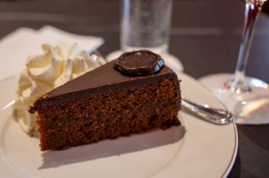 Avusturya kaynaklı kayısı reçelli ünlü Sachertorte çikolatalı keki Viyana 'daki eski klasik kafe restoranında kremayla servis ediliyor.