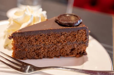 Avusturya kaynaklı kayısı reçelli ünlü Sachertorte çikolatalı keki Viyana 'daki eski klasik kafe restoranında kremayla servis ediliyor.