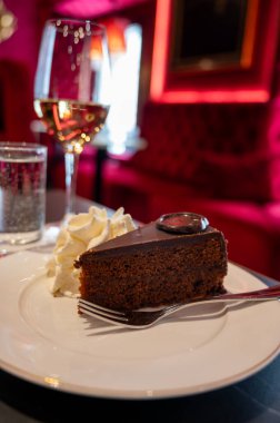 Avusturya kaynaklı kayısı reçelli ünlü Sachertorte çikolatalı keki Viyana 'daki eski klasik kafe restoranında kremayla servis ediliyor.