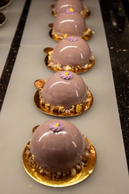 Avusturya tatlıları, Avusturya 'nın Viyana kentindeki geleneksel fırın kafesinde sergilenen farklı tipte çikolata ve meyveli kekler.