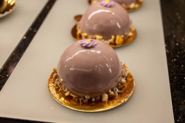 Avusturya tatlıları, Avusturya 'nın Viyana kentindeki geleneksel fırın kafesinde sergilenen farklı tipte çikolata ve meyveli kekler.