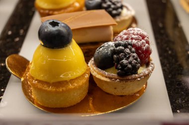 Avusturya tatlıları, Avusturya 'nın Viyana kentindeki geleneksel fırın kafesinde sergilenen farklı tipte çikolata ve meyveli kekler.