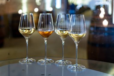 Şarap mahzeni ziyareti, brüt şampanya tatma yeraltı mağaralarında geleneksel yöntemle üretilen köpüklü şarap, şarap imalatı endüstrisi.