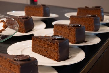 Viyana 'daki eski klasik kafe restoranının mutfağında Avusturya kaynaklı kayısı reçelli ünlü Sachertorte çikolatalı pastasından bir sürü beyaz tabak.